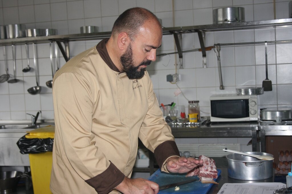 Chef Marco Gomes a preparar uma das receitas